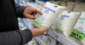 Узнала, зачем продавцы стучат по молоку - странный совет, но логика в нем есть. Теперь делаю так же