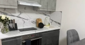 Липкий налёт на кухонных шкафах тает за 5 минут: простой способ вернуть дому блеск и свежесть без едкой химии