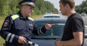 Почему инспектор ГИБДД быстро отпускает тех водителей, которые молча передают документы - автоюрист объяснил на пальцах