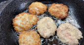 Сыплю это перед жаркой котлет — и больше не отмываю жирные капли со всей кухни: простой приём за секунды