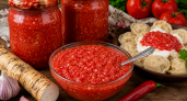 Зимой хреновину неизменно подаю и к мясу, и к пельменям: проверенный рецепт на 2 кг помидоров - любимейший соус в холода