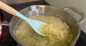 Выкипит ли вода, если смазать край кастрюли маслом? Запомните раз и навсегда, домашним тоже расскажите 