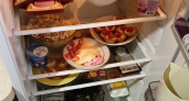 Вставила лист бумаги в дверь - холодильник больше не течет, а продукты остаются свежими: ценный совет мастера