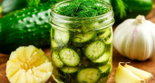 Заполнила банки сырыми огурцами, залила маринадом и стерилизовала один раз — вкуснейший рассольник зимой готов за 10 минут