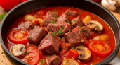 Грибы, томаты и час тушения: как я делаю мясо, которое не надоедает даже на третий день. Меняю гарнир — и блюдо другое