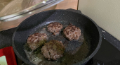 Масло больше не «стреляет» во все стороны: один простой продукт помогает укротить сковороду