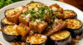 Самый вкусный гарнир из баклажанов: с луком, сметаной и прованскими травами — напоминает жареные белые грибы
