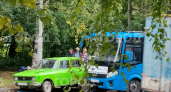 "Громкий хлопок и полмашины в смятку": очевидцы о ДТП с автобусом в Чепецке на проспекте Мира