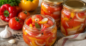 Помидоры, перец и лук остаются кусочками: салат «Лакомка» зимой исчезает из банки быстрее огурцов