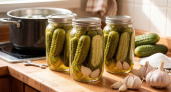 Хрустят как магазинные, но вкус в сто раз лучше: простейший рецепт сладких маринованных огурцов с чесноком на зиму