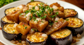 Самый вкусный гарнир из баклажанов: с луком, сметаной и прованскими травами — напоминает жареные белые грибы