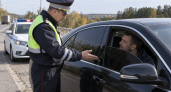 Инспектор ДПС просит снять тонировочную плёнку на месте: обязан ли водитель делать это сразу и чем грозит отказ