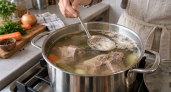 Бульон получается мутным из-за одной привычки: что сделать с мясом в начале варки – будет прозрачным без хитрой химии