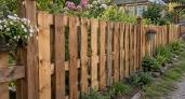 Паллеты стояли у склада как мусор: за выходные из них собрали забор, который выглядит на десятки тысяч