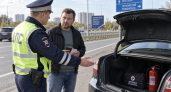 Инспектор ДПС просит показать аптечку и огнетушитель: обязан ли водитель доставать их прямо на дороге