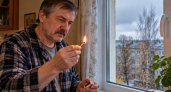 Беру обычную спичку — и иду к окну: простой трюк и в дом не задувает даже при сильном ветре: 2 минуты, и подоконник теплый