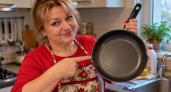 Метод одного пальца — и вековой нагар со сковороды отлетает за раз: посуда сверкает, а от черной корки ни следа