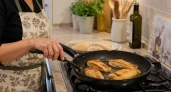 Перед жаркой рыбы отправляю в сковороду один продукт: запах не въедается в шторы — старый бабушкин секрет
