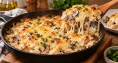 Курицу с грибами заливаю сливками и посыпаю сыром: нежный жюльен без кокотниц — домашние просят добавки