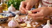 Забыла о липких пальцах и запахе: 3 способа, как быстро почистить чеснок