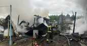 В крупном пожаре сгорели гараж, пристройки и две бани в Кировской области