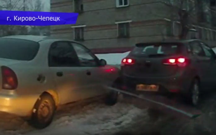 В Чепецке во дворе дома иномарка врезалась в припаркованный Chevrolet