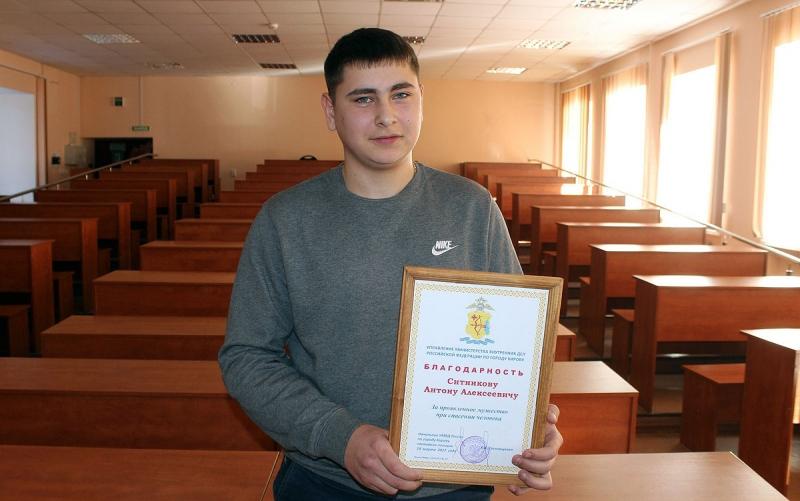 Студента из Чепецка наградили за спасение человека