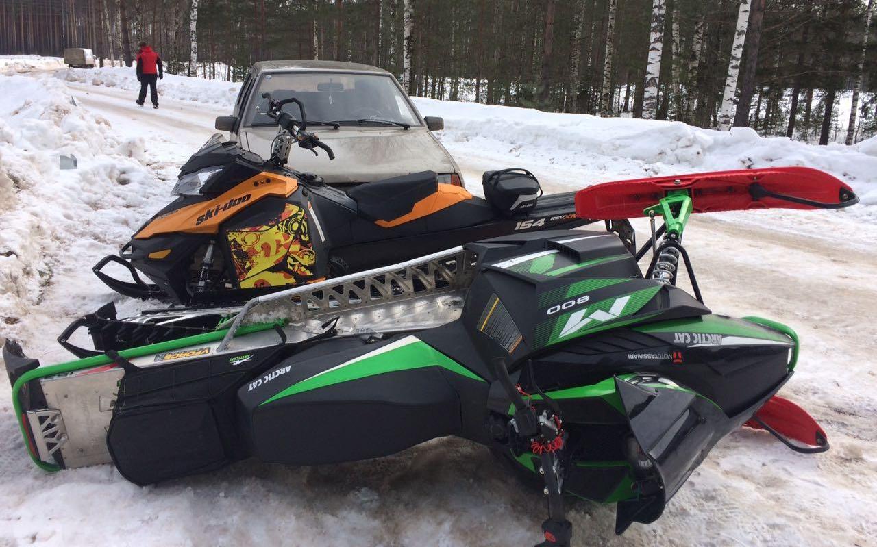 В Чепецком районе водитель «девятки» на трассе протаранил два снегохода