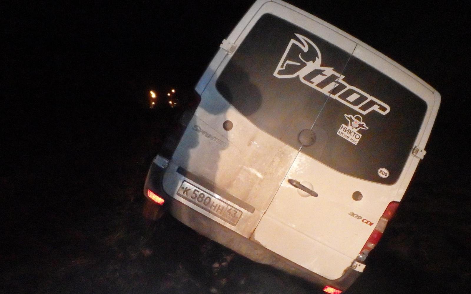 На трассе в Чепецком районе грузовой Mercedes вылетел в кювет