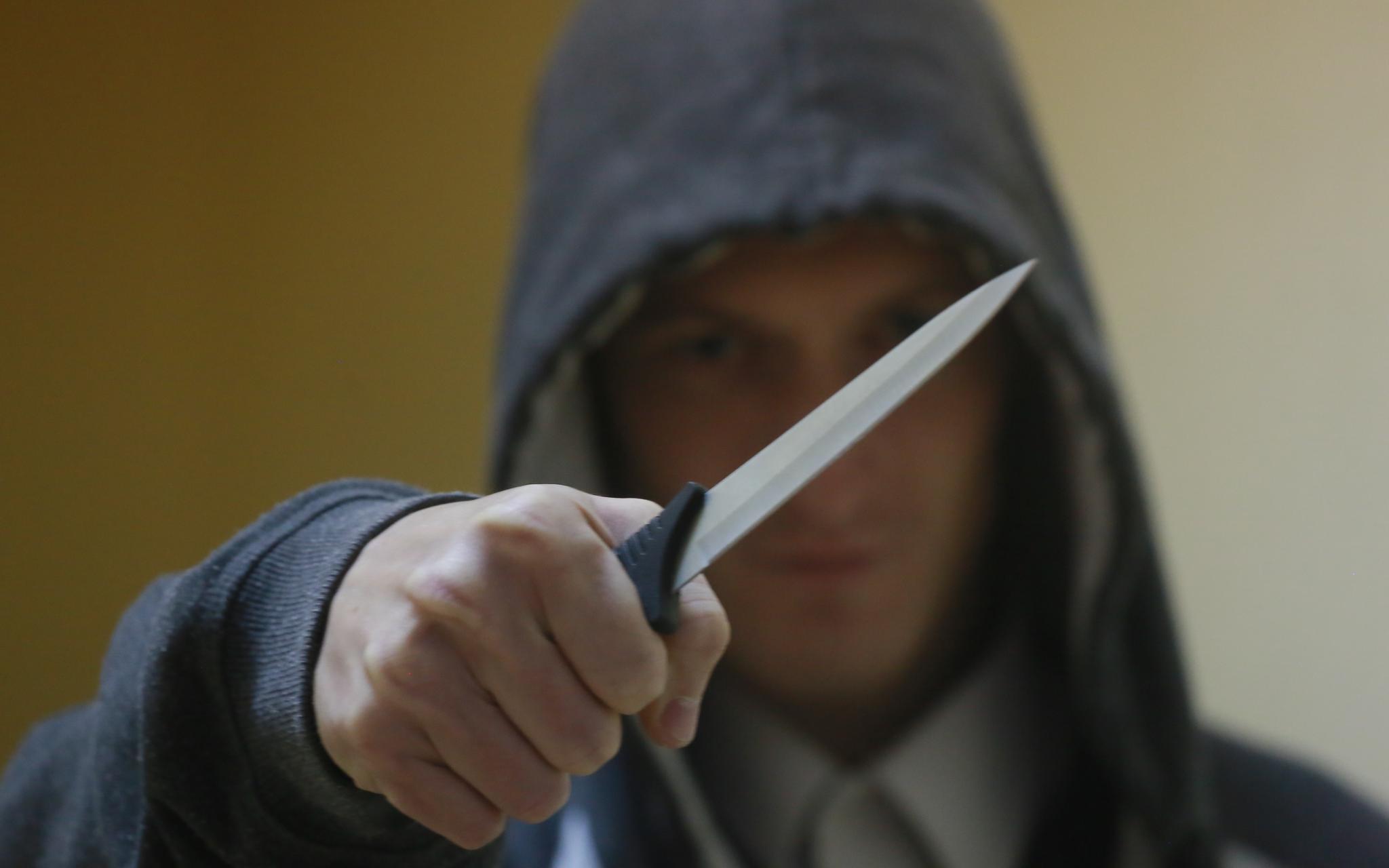 Двое чепчан ворвались в квартиру пенсионера и угрожали ему ножом