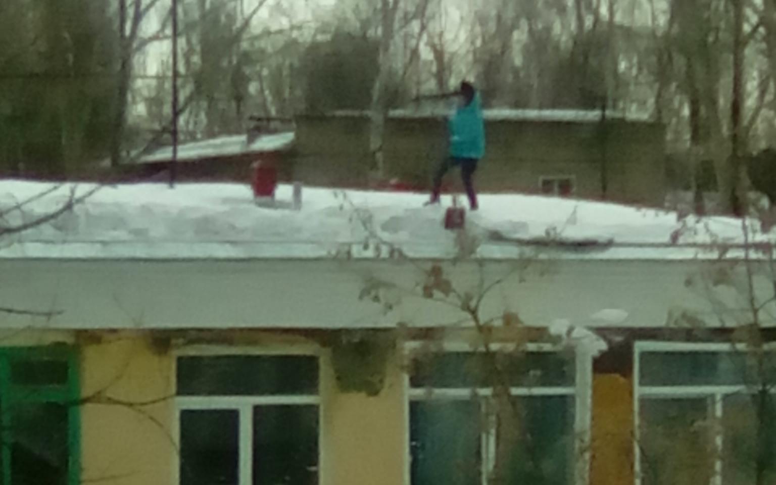 В Кирово-Чепецке завхоз чистила крышу детского сада без страховки