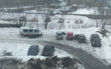 На Луначарского неизвестный проколол шины нескольким автомобилям