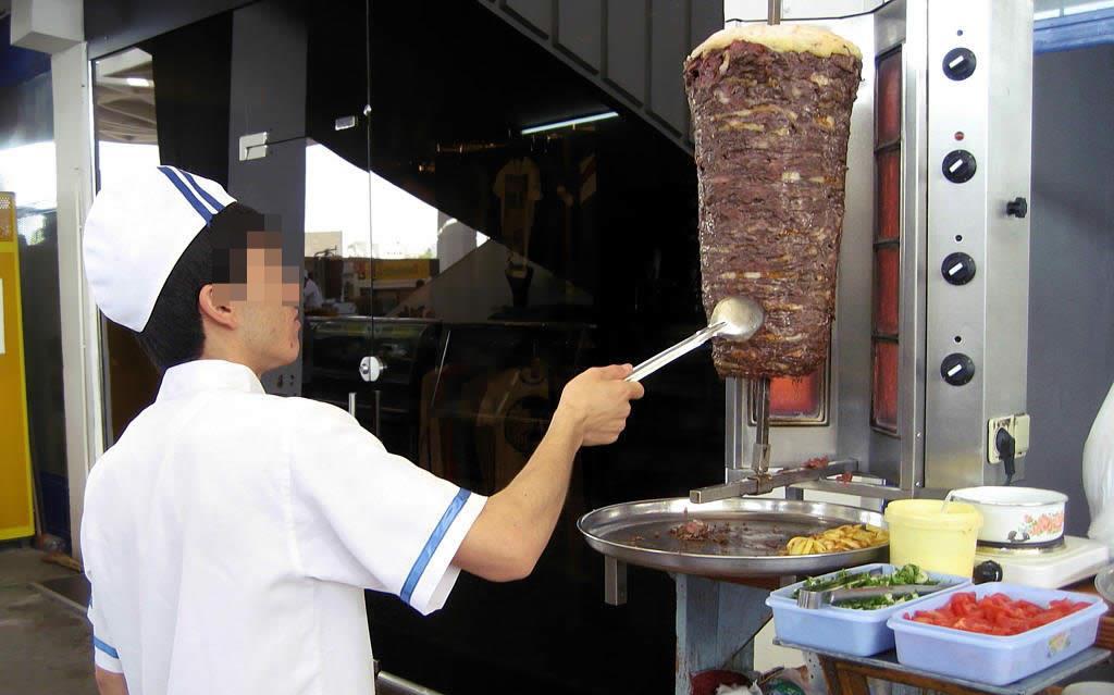 В Чепецке снесли незаконный ларек с фастфудом