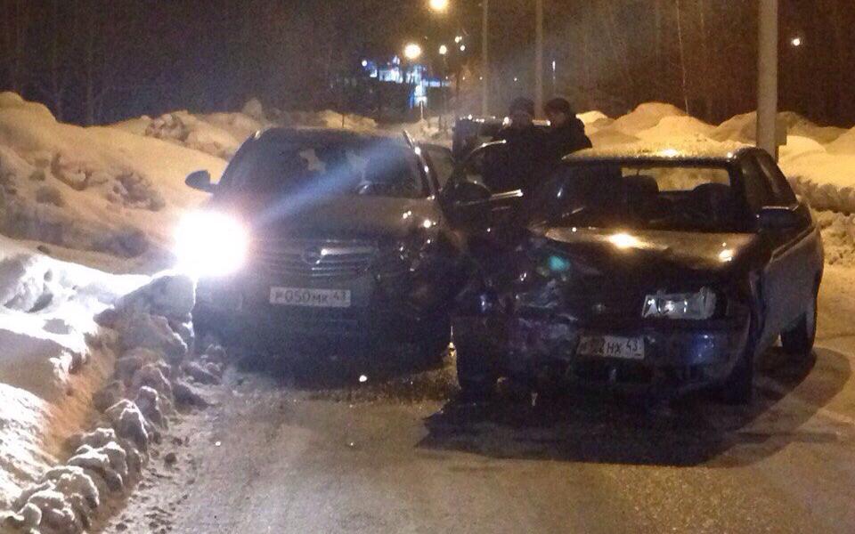 В Чепецке ВАЗ врезался в иномарку: пострадал один из водителей