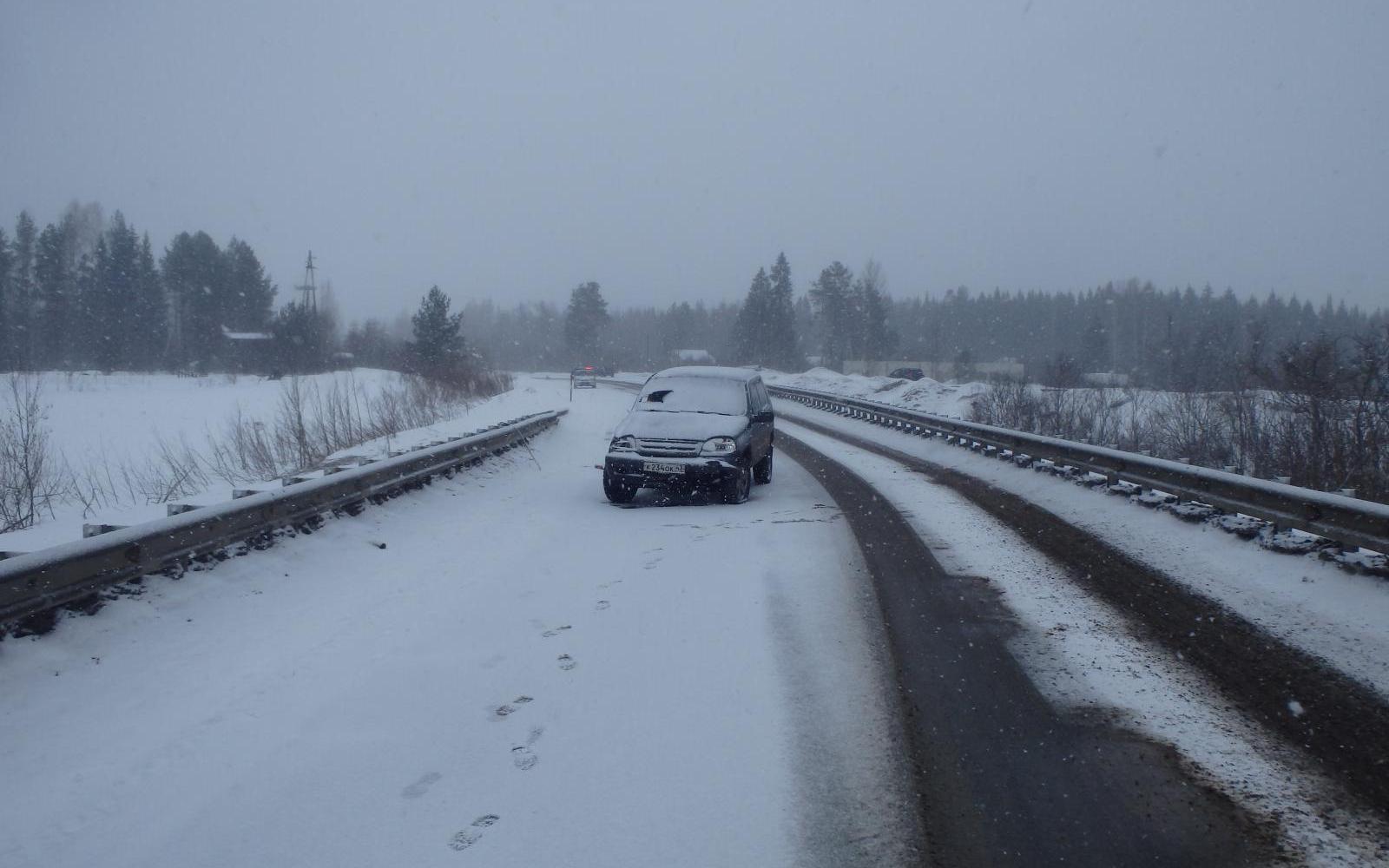 В Чепецком районе авто врезалось в ограждение и перевернулось