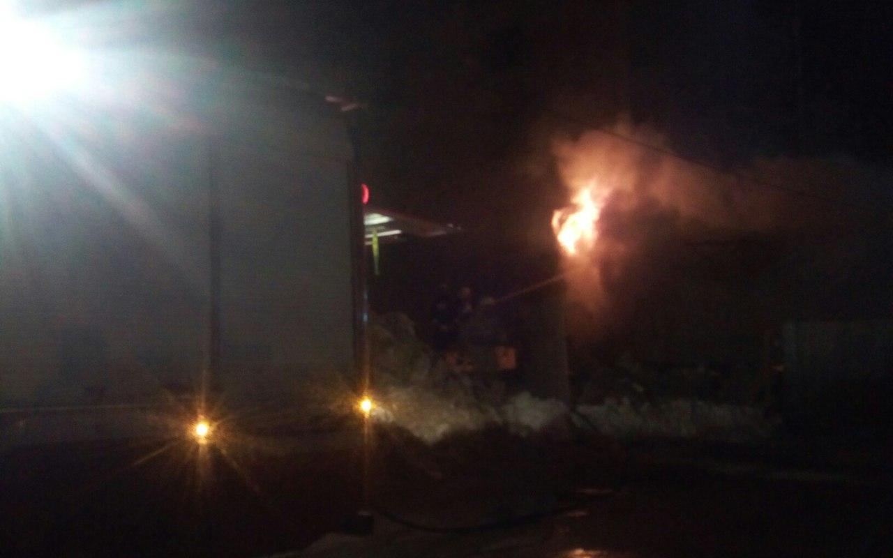 Очевидцы: «Вечером за магазином на проспекте России полыхал гараж»