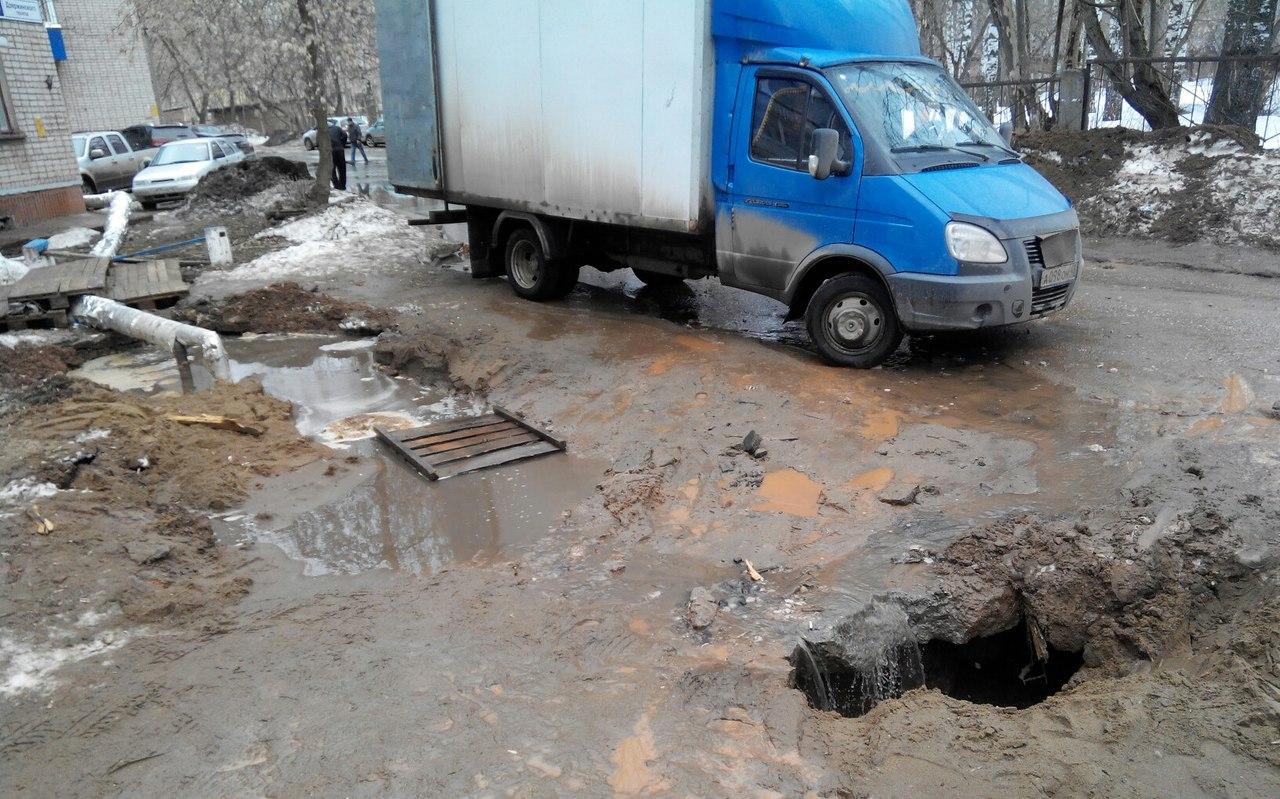 После жалоб чепчан на проезде Дзержинского начали закапывать огромную яму