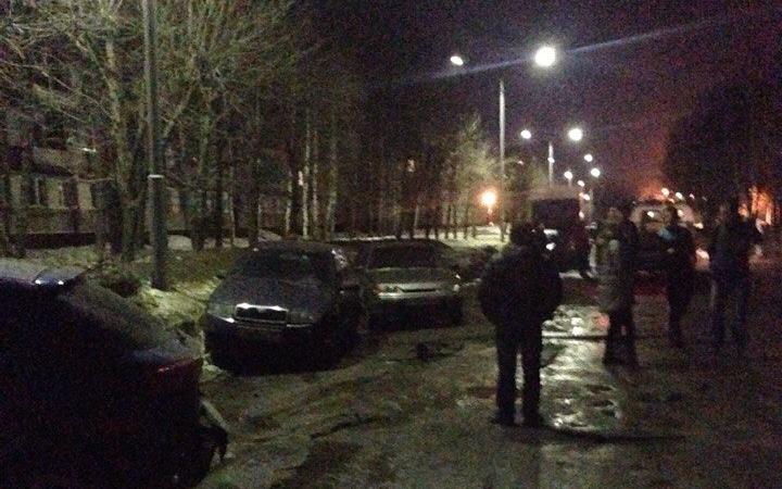 В Чепецке у церкви водитель BMW на высокой скорости въехал в 4 припаркованных авто