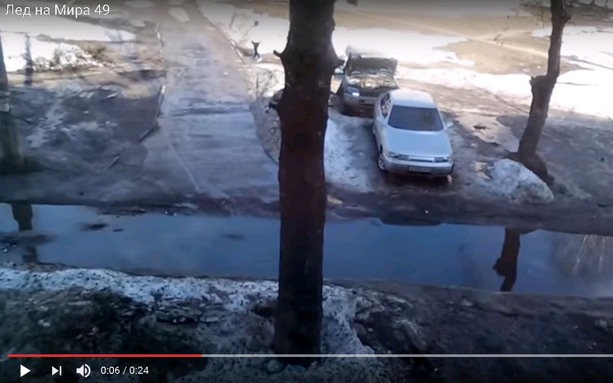 Жильцы дома на проспекте Мира не могут выйти из подъезда из-за огромной лужи