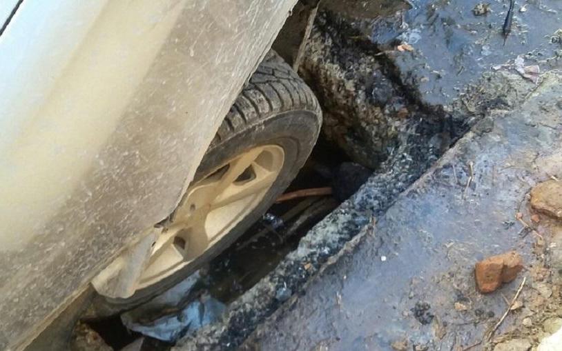 В Чепецке «Лада Калина» колесом провалилась в открытую ливневку