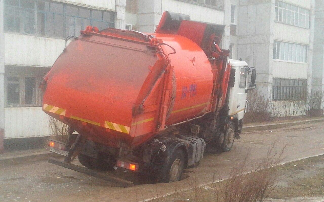 В Чепецке на Комиссара Утробина мусоровоз провалился колесом в асфальт