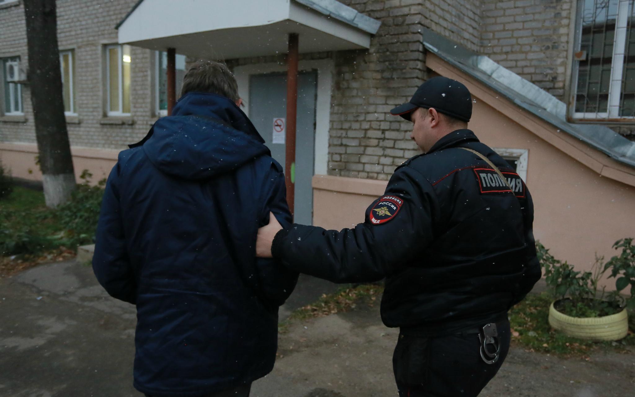 В Чепецке ночью мужчина вынес из кафе сейф с деньгами