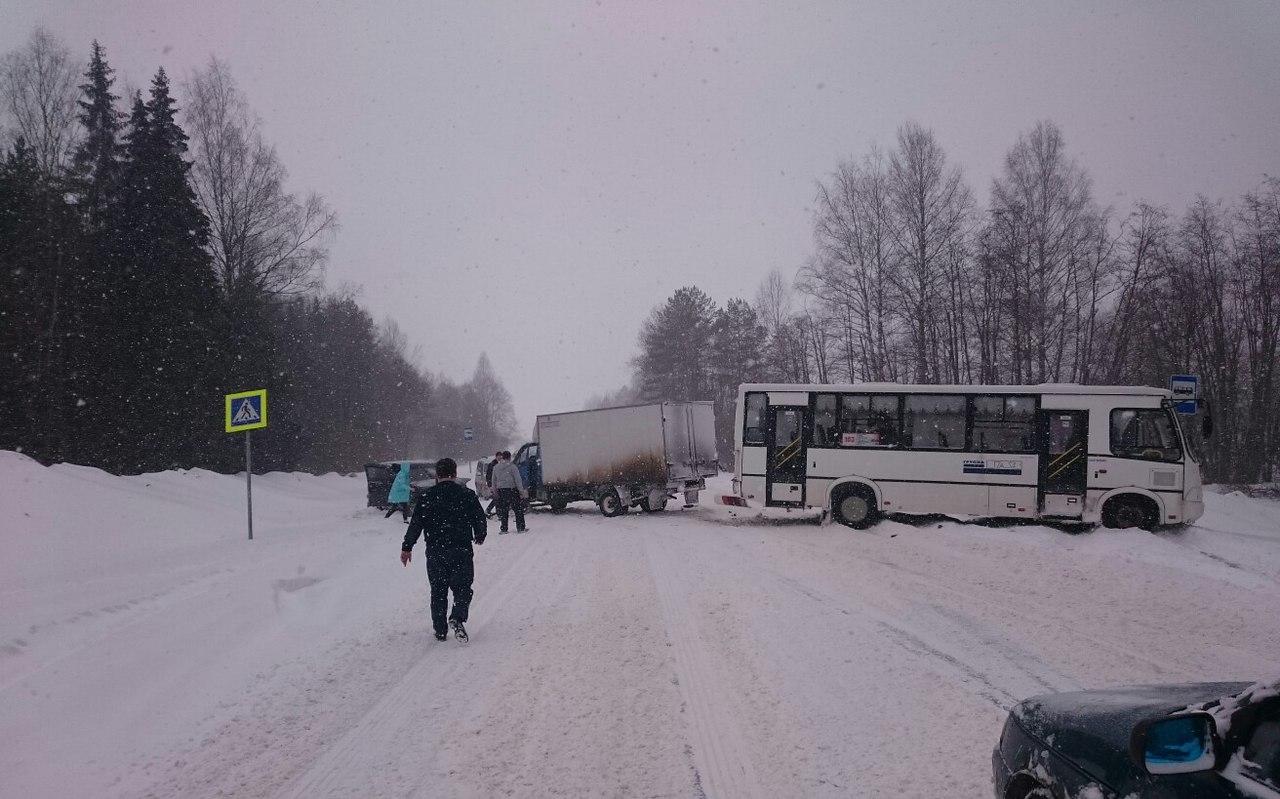 По дороге в Кирово-Чепецк столкнулись автобус 103 маршрута и две машины