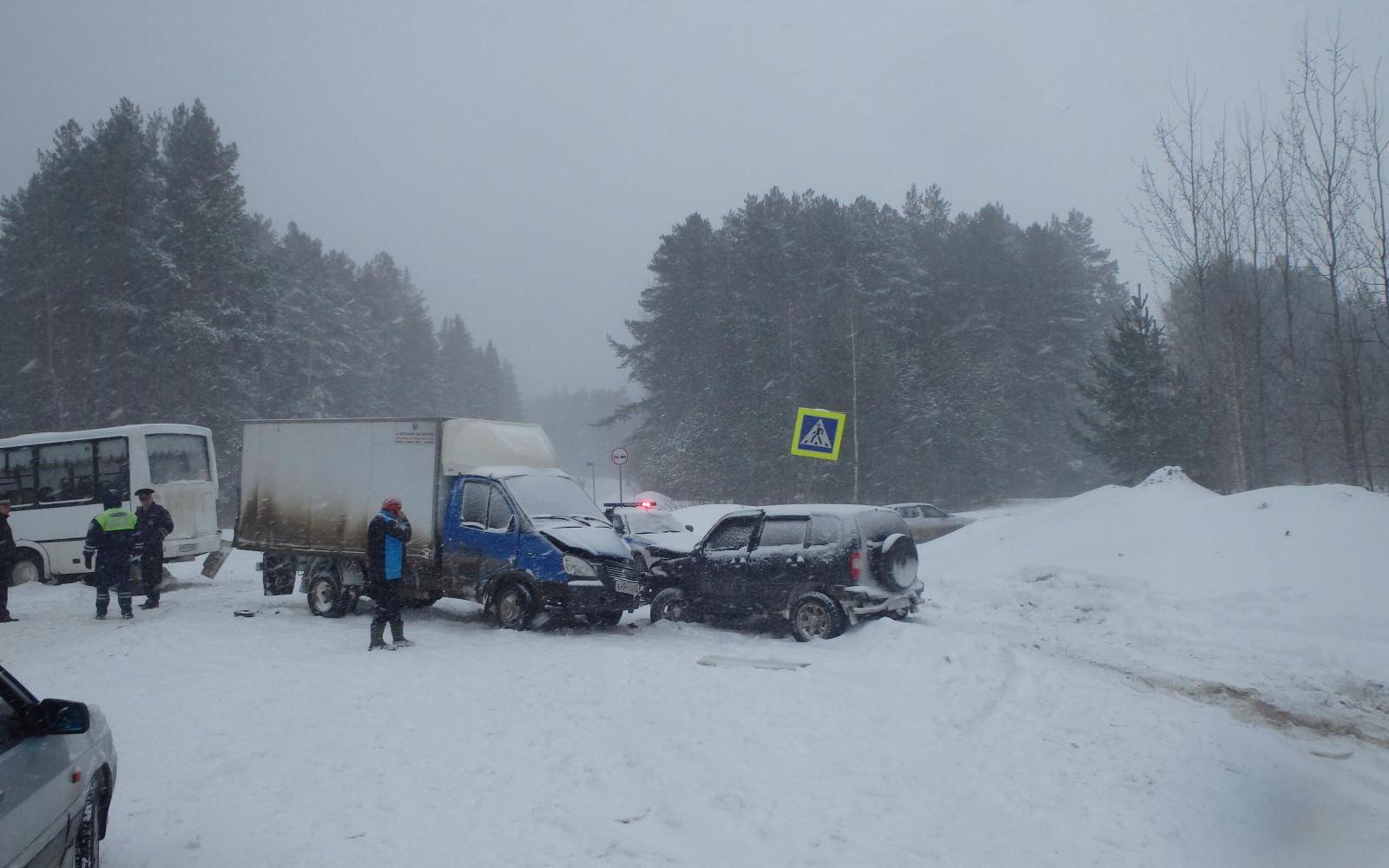 Видео: под Кирово-Чепецком на трассе произошла массовая авария