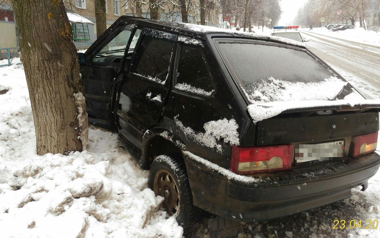 Ночью в Чепецке женщина на «четырнадцатой» влетела в дерево