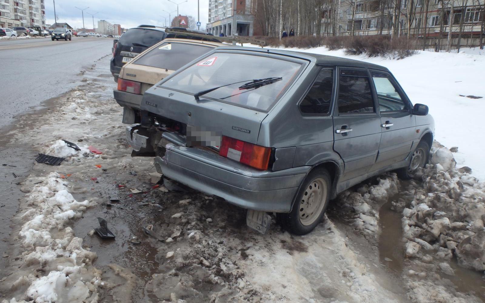 В Чепецке за один час два водителя въехали в припаркованные авто и скрылись