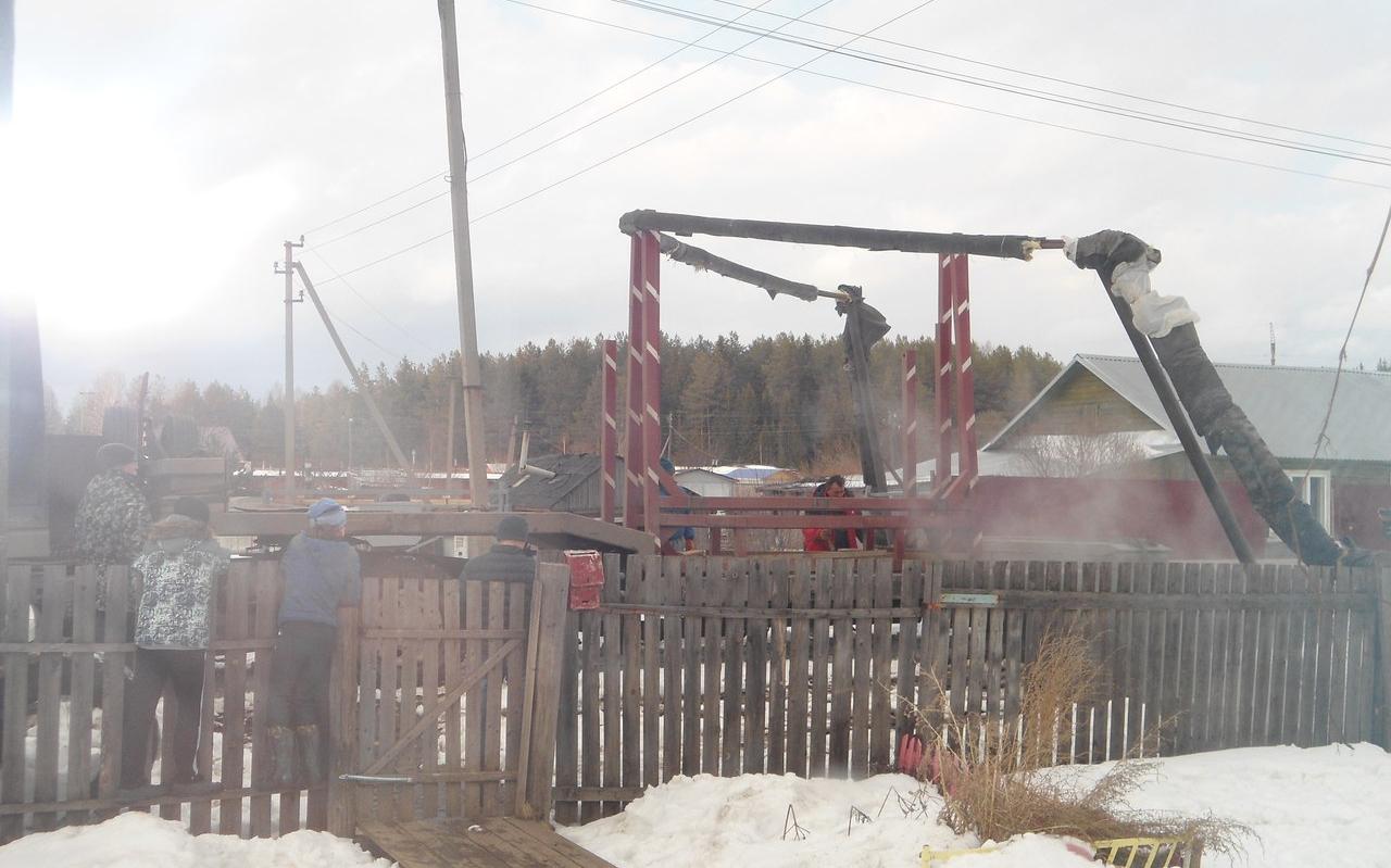В Пасегово водитель грузовика при проезде снес теплотрассу
