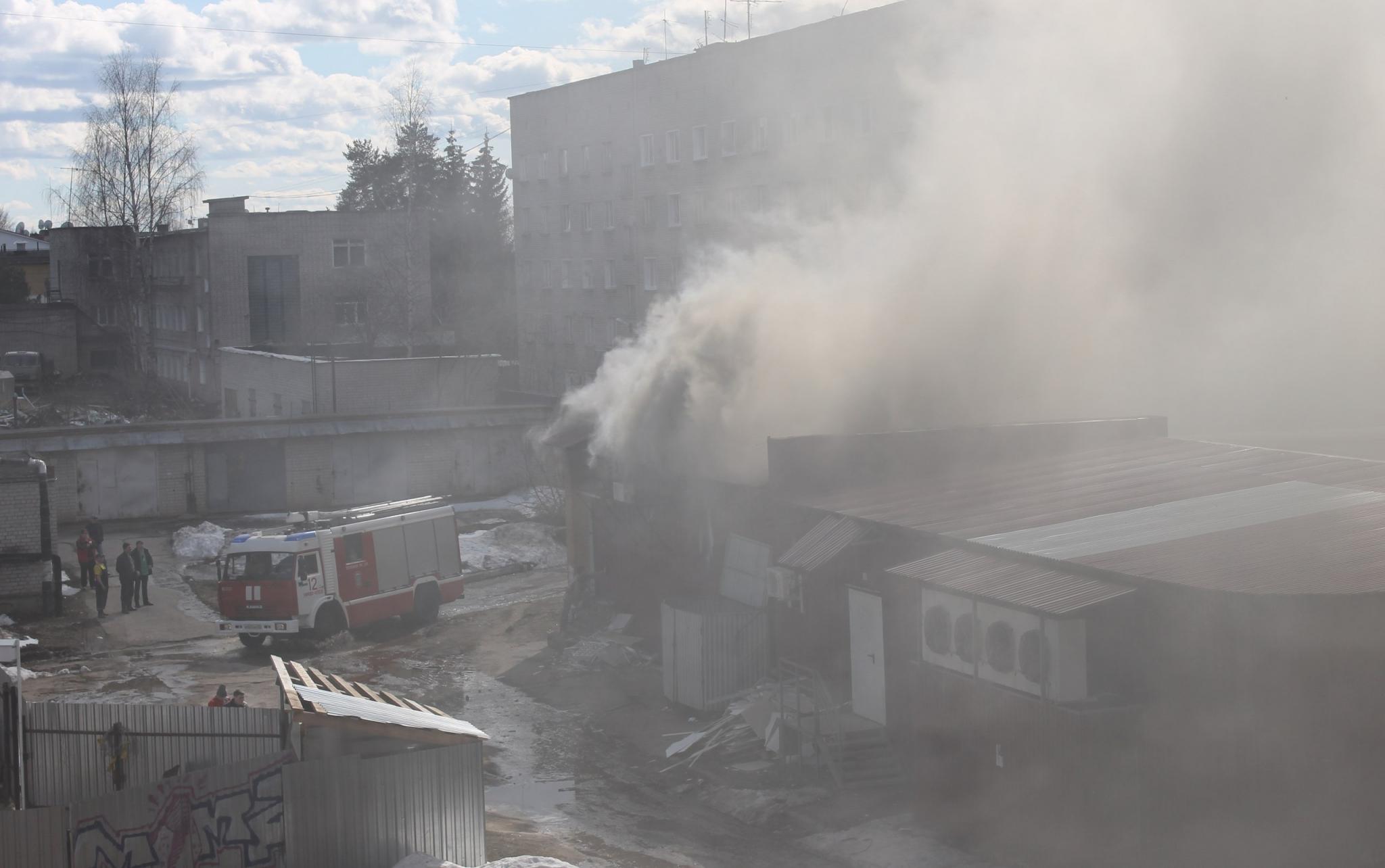 В Кирово-Чепецке произошел пожар в супермаркете: всех эвакуируют