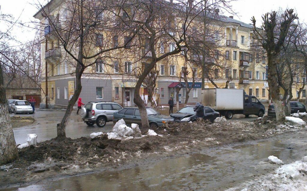 На Мира столкнулись два легковых автомобиля