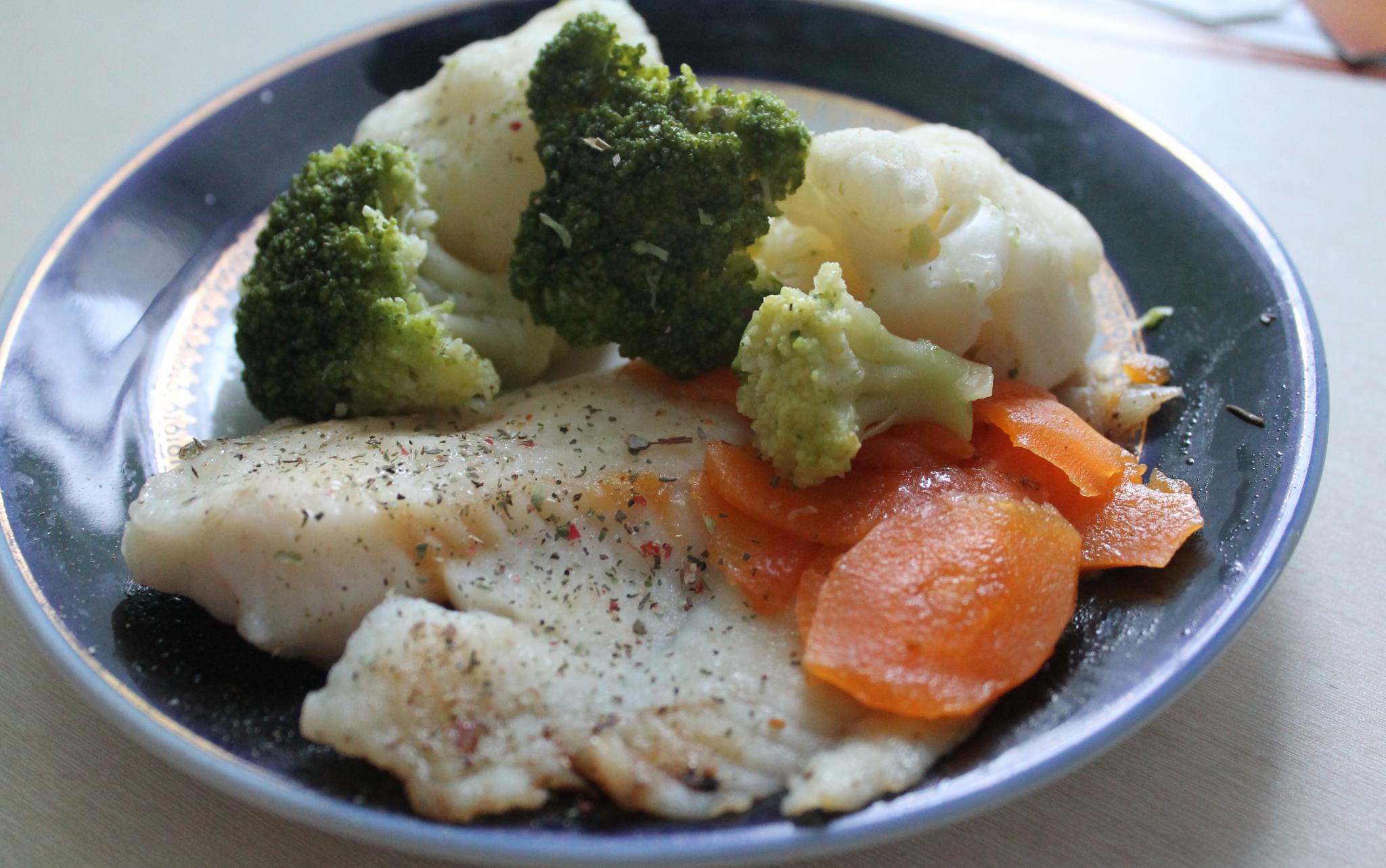 Едим правильно: тилапия на пару с овощами